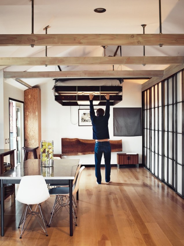  Om ruimte te besparen plaatst ontwerper bed aan het plafond