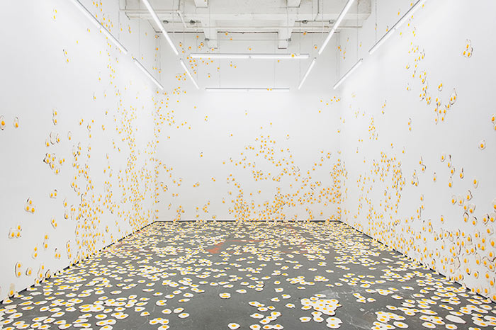00-abre-artista-cria-instalacao-em-nova-york-com-7-mil-ovos-fritos