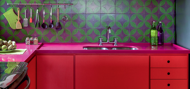 00-adriana-yazbek-assina-cozinha-vermelha-verde-rosa-e-roxa