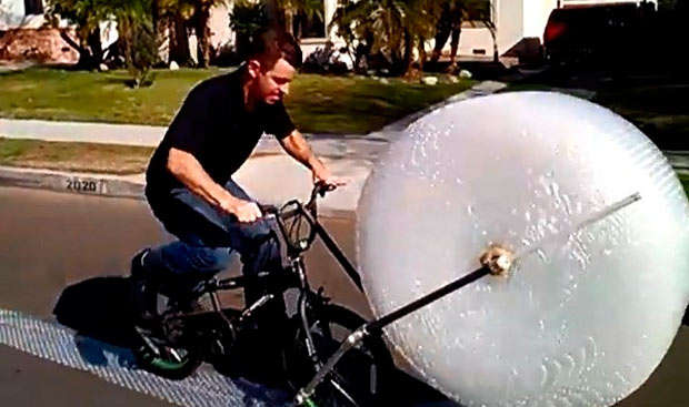 00-bicicleta-e-plastico-bolha