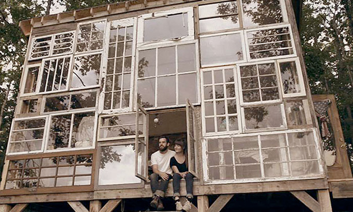 00-casal-americano-constroi-casas-com-janelas-usadas