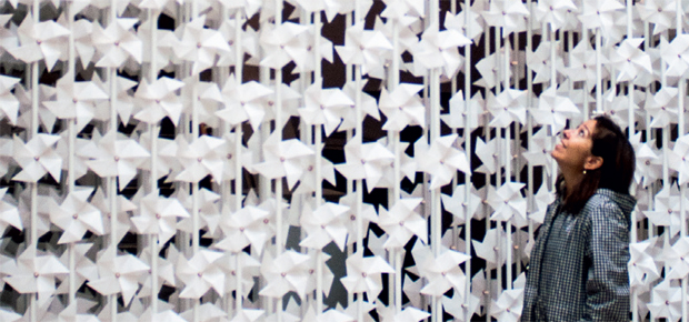 00-designer-cria-divisoria-com-centenas-de-cata-ventos-de-papel