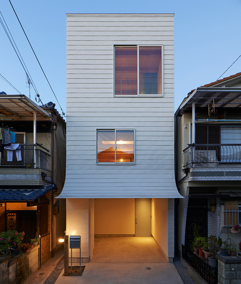 00-fachada-de-casa-no-japao-se-dobra-e-parece-estar-descascando