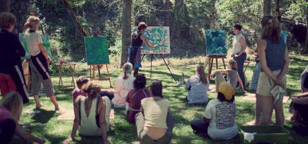 Em seus quadros e aulas, artista Flora Bowley mistura formas e cores