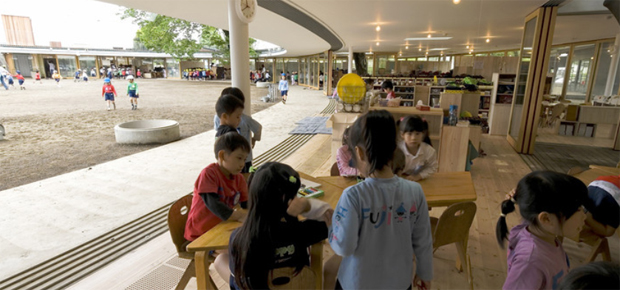 00-escola-sem-teto-e-construida-em-volta-de-arvore-no-japao