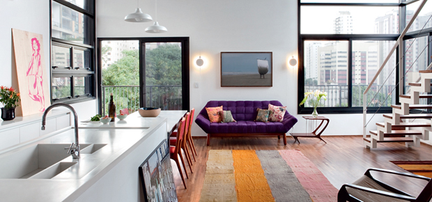 Apartamento com planta livre tem mezanino e cozinha aberta