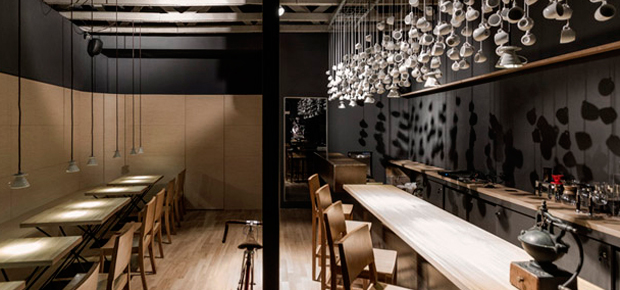 00-cafe-bar-com-decoracao-dramatica-lama-arquitetura