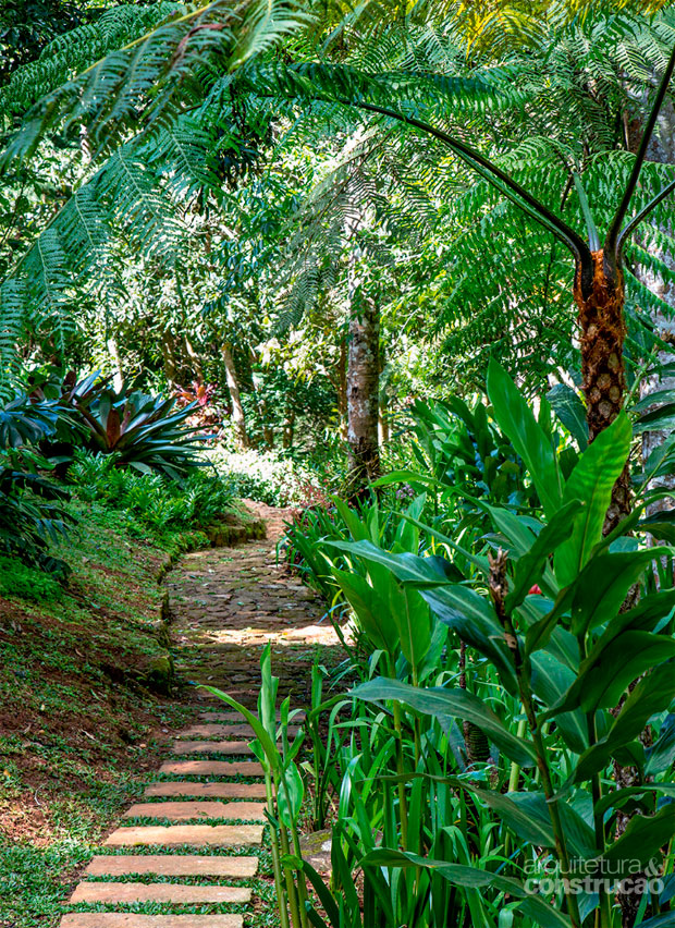 01-casa-de-madeira-entre-um-rio-da-serra-fluminense