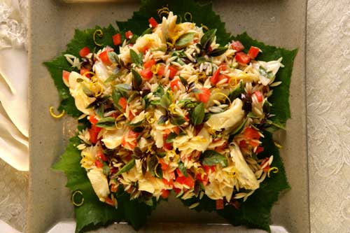 A salada do chef João Belezia é feita com lascas de bacalhau, massa tipo r...