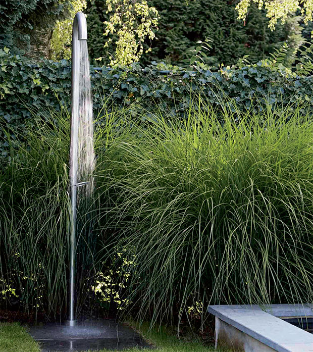 Chuveirão agrada aos olhos e convida a baixar a temperatura