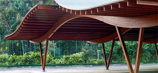 01-cobertura-de-madeira-laminada-favorece-ventilacao-de-praca