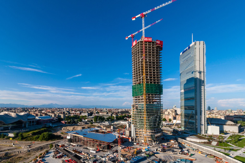 01-construcao-de-predio-de-zaha-hadid-em-milao-chega-aos-44-andares