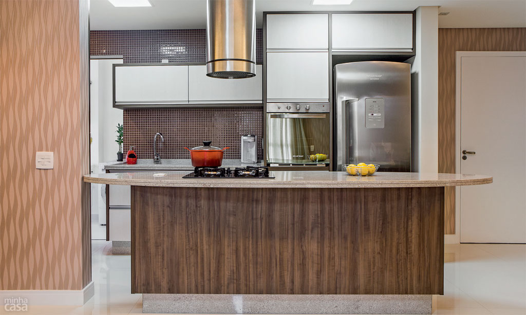 01-cozinha-com-ilha-e-ideal-para-exibir-os-dotes-culinarios