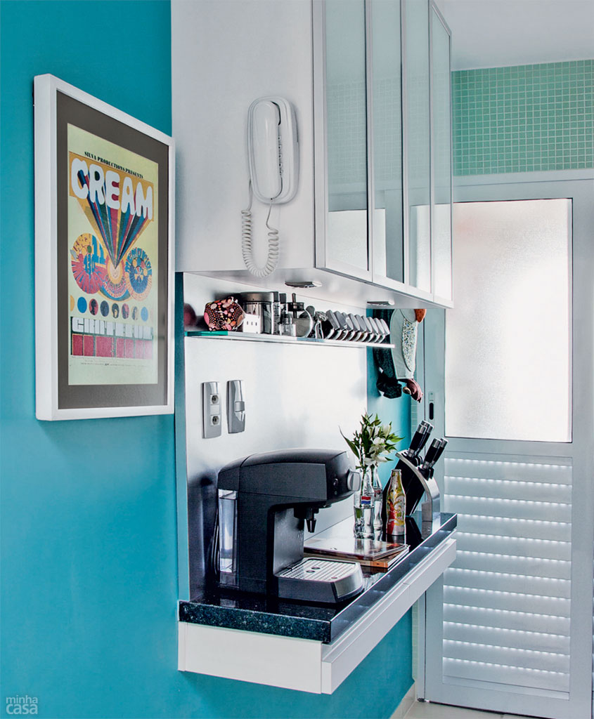 01-cozinha-em-estilo-corredor-tem-paredes-azuis