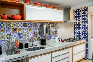 01-cozinha-mistura-cobogos-trenstone-e-azulejos-estampados