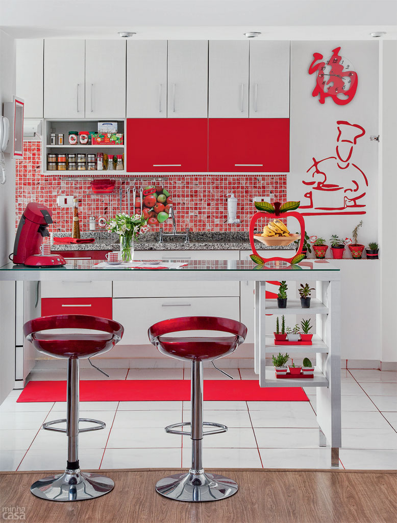 01-cozinha-sofisticada-vestida-de-vermelho-e-branco