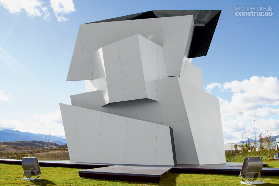01-daniel-libeskind-emprega-paineis-high-tech-em-instalacao-na-espanha