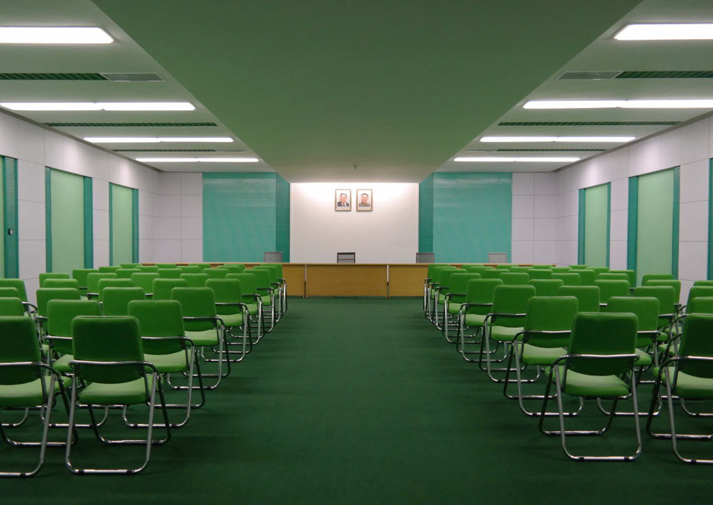 01-decoracao-na-coreia-do-norte-lembra-cenarios-dos-filmes-de-wes-anderson
