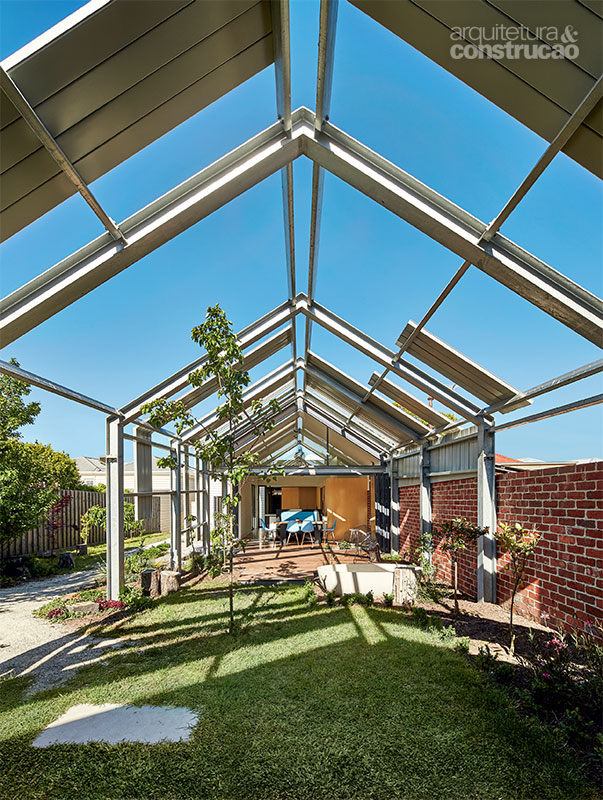 01-dentro-e-fora-areas-interna-e-externa-se-misturam-na-casa-australiana