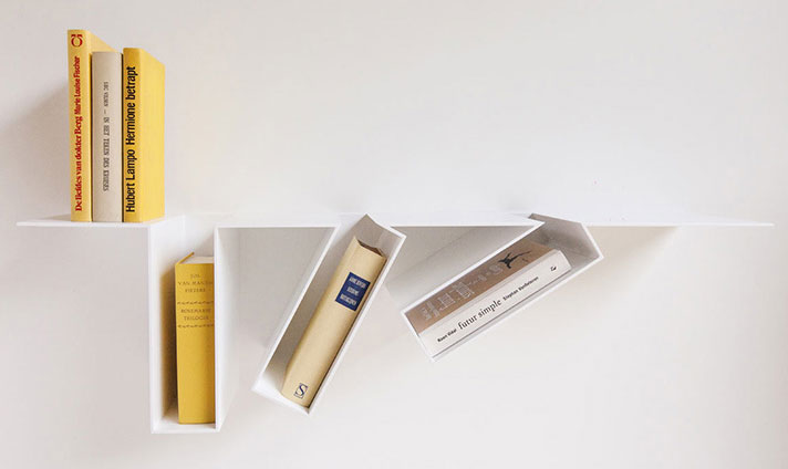 Designer cria prateleira oblíqua super descontraída para livros