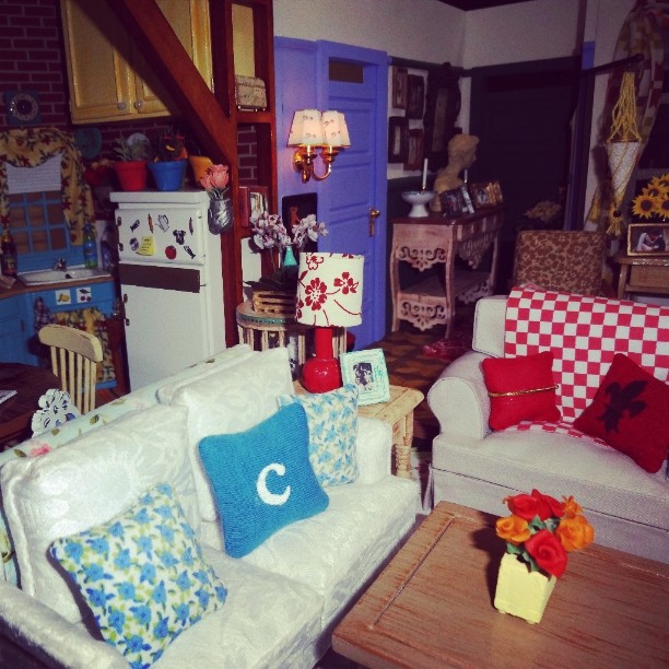 01-detalhe-sofas-miniatura-apartamento-monica-geller