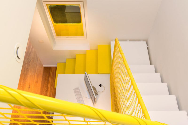 01-escada-amarela-esconde-gavetas-para-guardar-objetos-da-casa