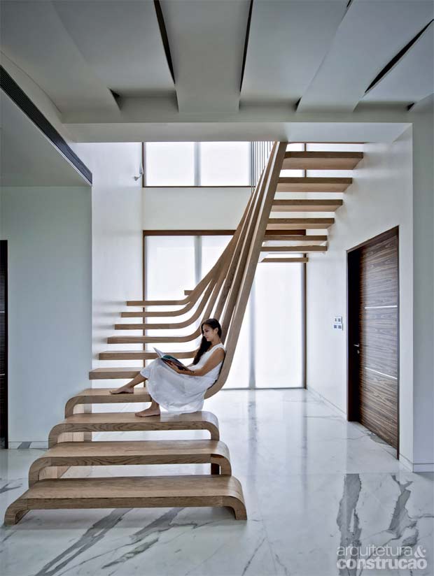 01-escadas-viram-piso-mobiliario-instalacao-de-arte