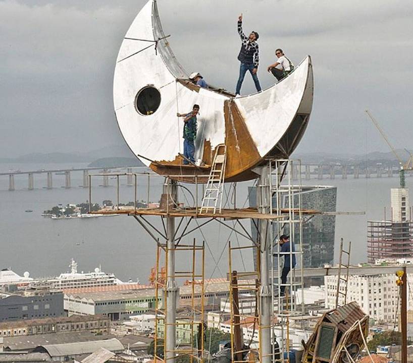 01-escultura-de-lua-do-frances-jr-repousa-sobre-a-casa-amarela-no-rio