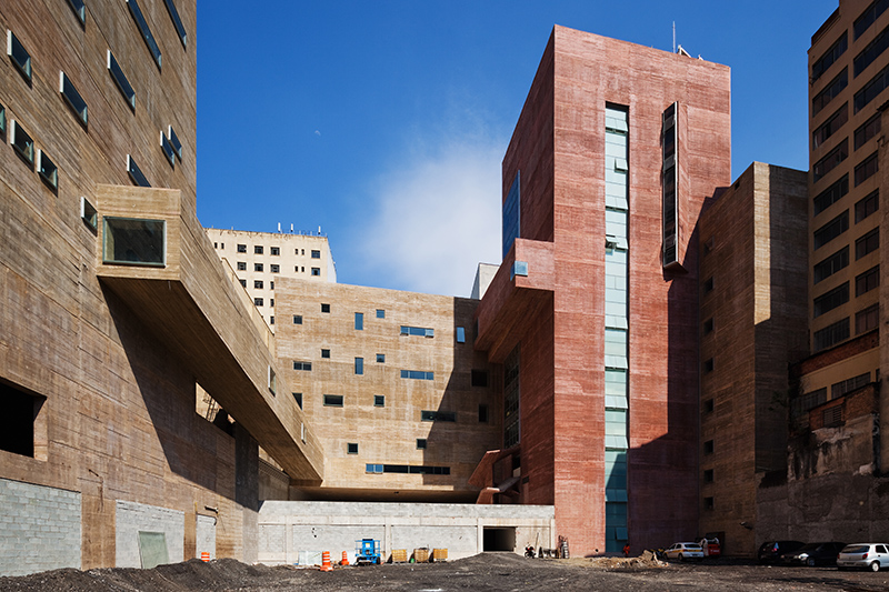01-exposicoes-na-praca-das-artes-abordam-a-arquitetura-do-centro-cultural
