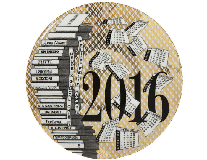 01-fornasetti-revela-seu-calendario-em-prato-de-porcelana-para-2016