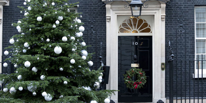 23 ideias para decorar a porta e a fachada de casa para o Natal | CASA . 23 ideias para decorar a porta e a fachada de casa para o Natal | CASA .