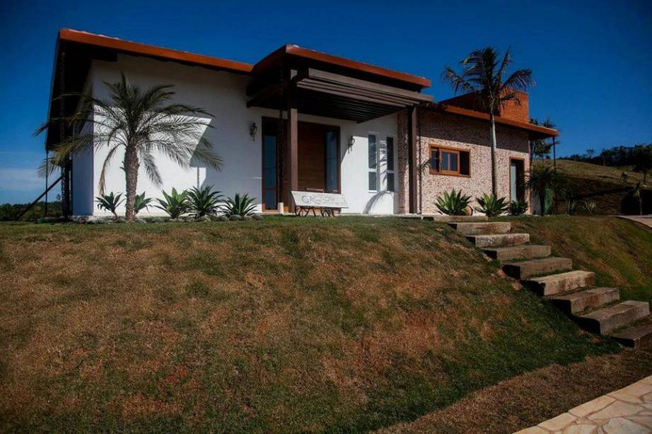 CASA EM JUNDIAÍ. Esta casa de campo, localizada na cidade de Jundiaí, em São Paulo, ocupa um terreno de 5.000 m², com 790 m² de área construída. A arquiteta responsável pelo projeto, Juliana Sorolla Mancini, optou por utilizar concreto armado e madeira itaúba para o sistema estrutural, tijolo de cimento e de barro para as alvenarias e telhas cerâmicas e vidro para a cobertura.