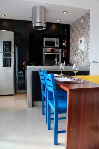 Sala de jantar de um apartamento duplex na Vila Mariana, em São Paulo projetada pelo arquiteto Lucas Otsuka.