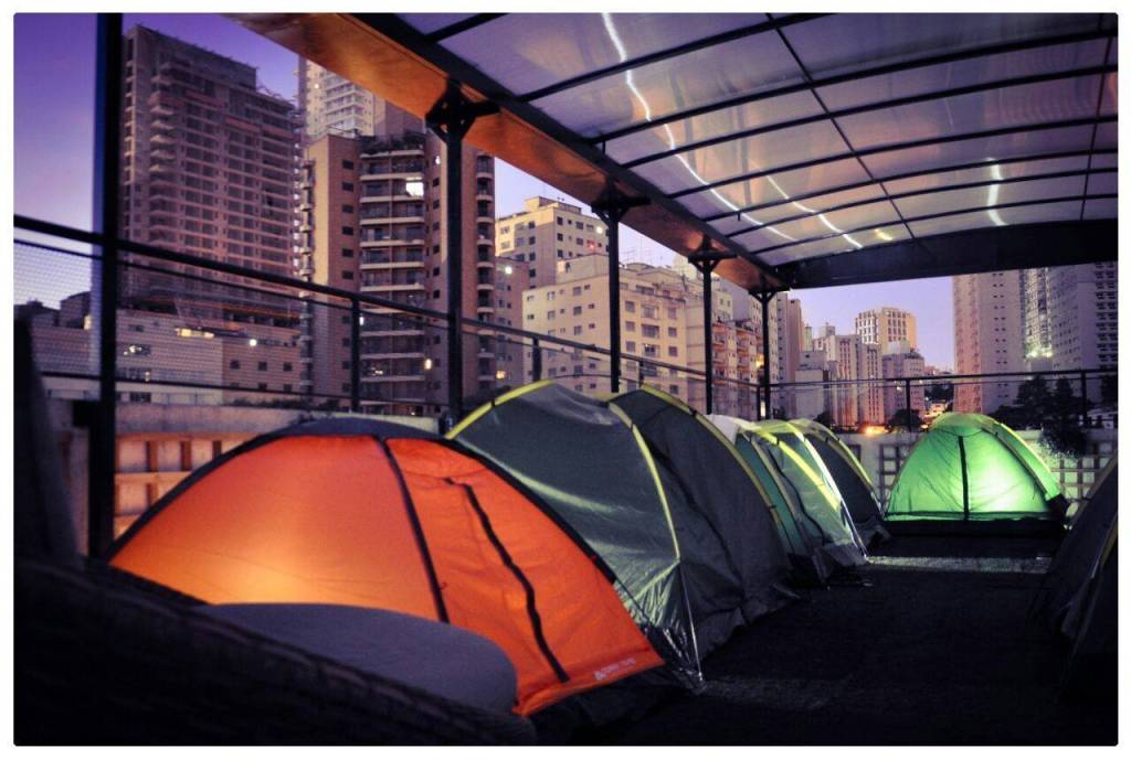 01-camping-urbano-permite-que-voce-acampe-em-rooftop-em-sao-paulo-aki-hostel