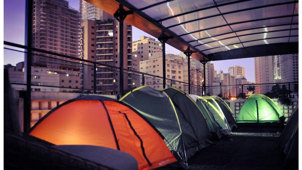 01-camping-urbano-permite-que-voce-acampe-em-rooftop-em-sao-paulo-aki-hostel