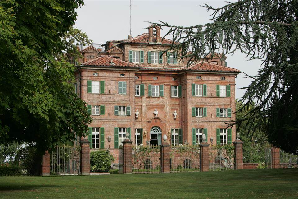 01-casa-infancia-carla-bruni-sarkozy-venda-castelo-historico-italia