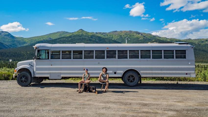 01-casal-muda-de-vida-transforma-onibus-escolar-casa-sobre-rodas-tiny-homes
