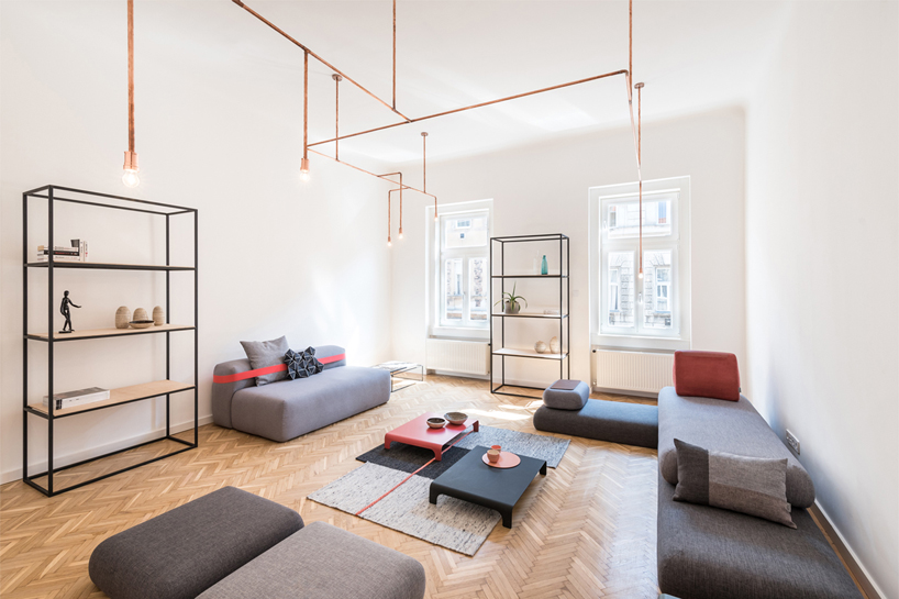 Visita guiada: lar minimalista investe em móveis baixos e cobre