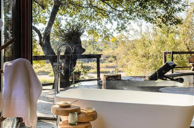 02-A savana africana marca presença até no banheiro, com este vista incrível, no Boulders Lodge, na África do Sul (The Venue Report)