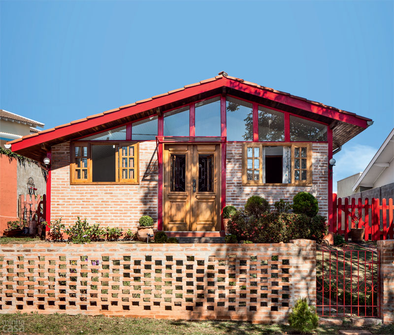 02-antes-e-depois-tijolinhos-dao-cara-nova-a-uma-casa-de-madeira