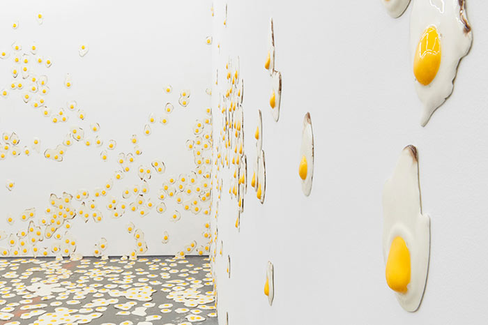 02-artista-cria-instalacao-em-nova-york-com-7-mil-ovos-fritos