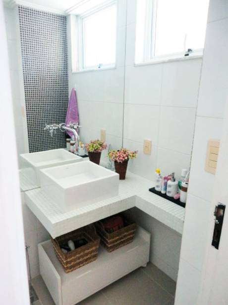O marido de Renata Reis foi quem ficou encarregado de projetar o banheiro, de 3,68 m². Para a moça, sobrou a escolha das cores e dos acessórios de decoração.  A revista Minha Casa deu uma ajudinha na hora da pesquisa do casal, com ideias que se adequaram ao projeto.  Dica da redação: quem disse que só paredes e piso podem receber revestimentos? Neste banheiro, a bancadarecebeu pastilhas de vidro brancas.