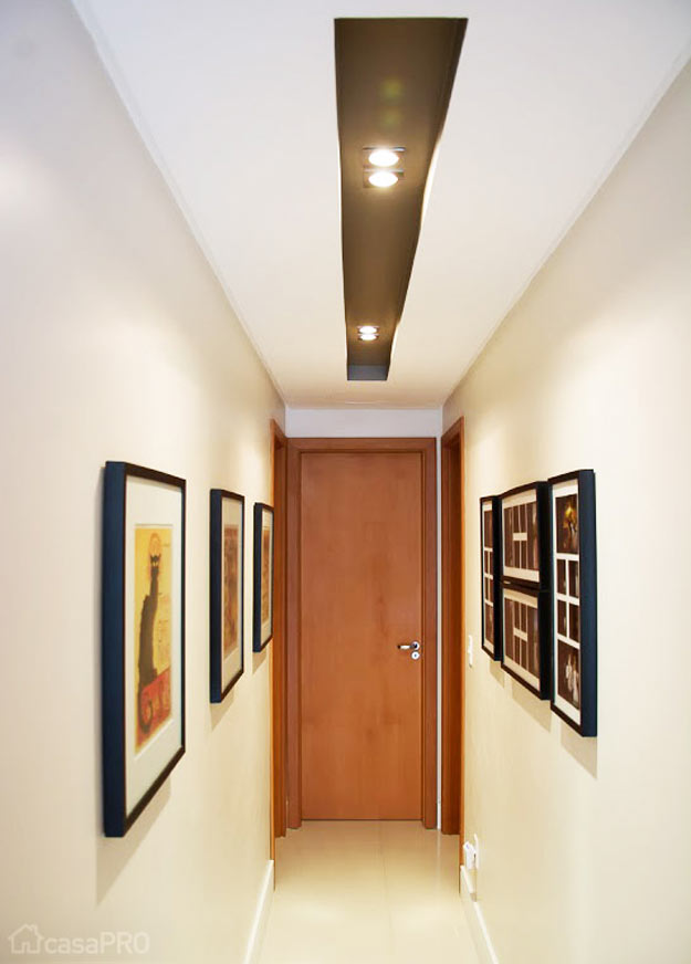 Corredor; decorar corredor; corredor branco; iluminação com spots; quadros
