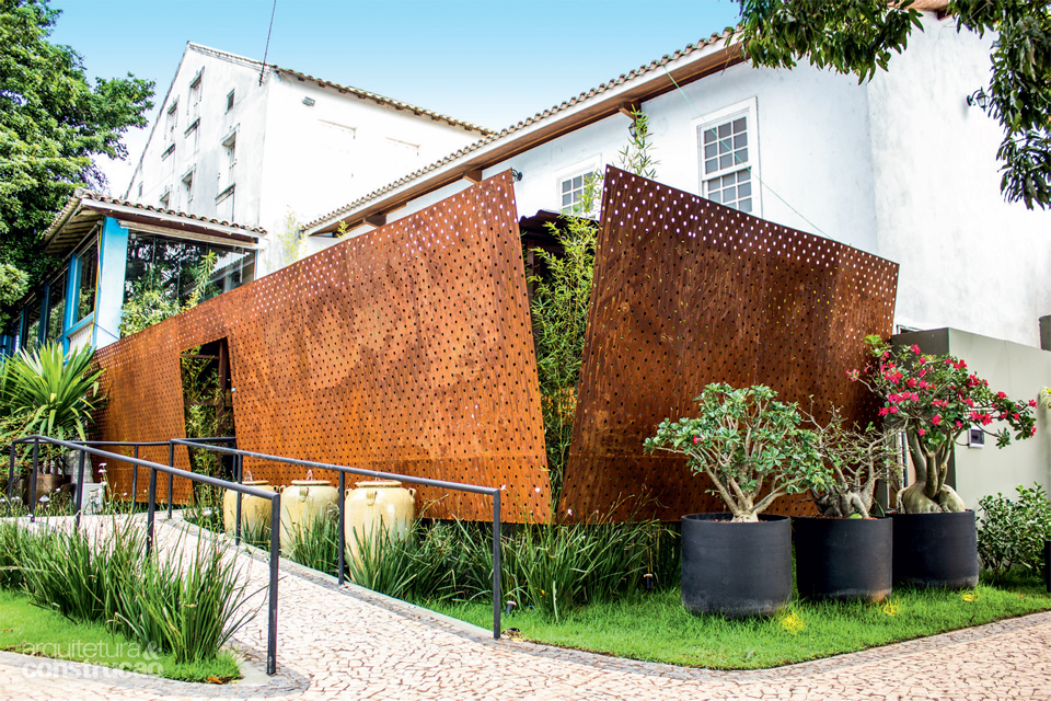 02-casa-cor-bahia-banheiro-acessivel-une-aco-corten-e-tracado-original