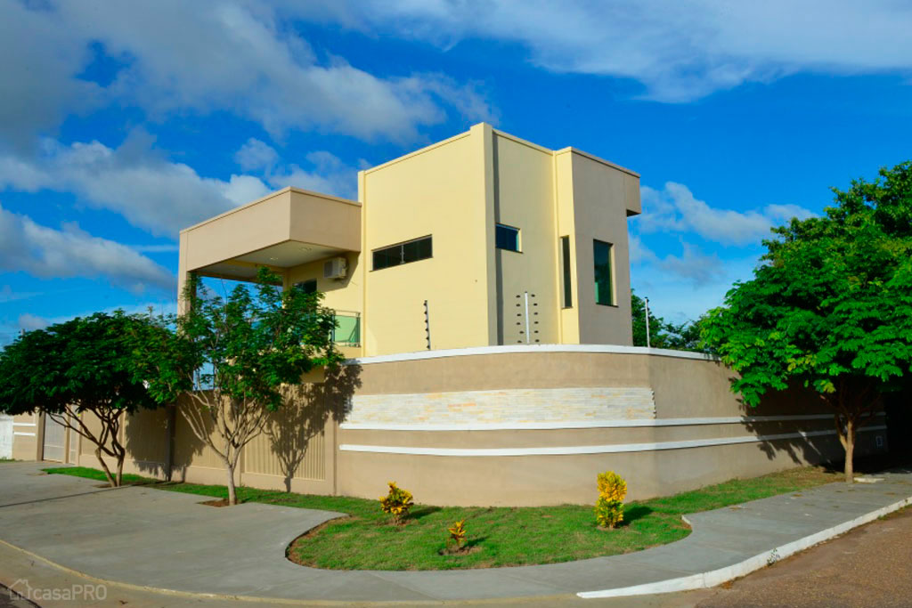 Casa em Roraima aproveita elementos naturais