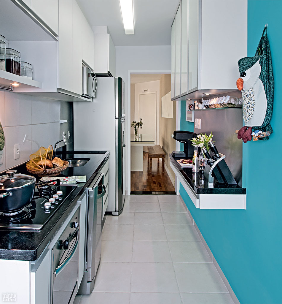 02-cozinha-em-estilo-corredor-tem-paredes-azuis