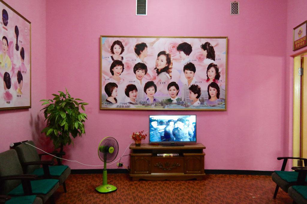 02-decoracao-na-coreia-do-norte-lembra-cenarios-dos-filmes-de-wes-anderson