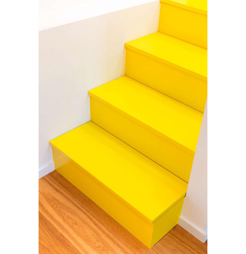 02-escada-amarela-esconde-gavetas-para-guardar-objetos-da-casa