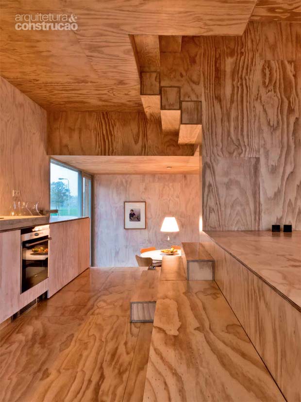 02-escadas-viram-piso-mobiliario-instalacao-de-arte