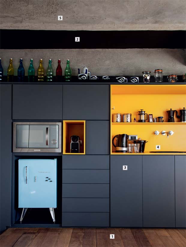 02-fabiana-stuchi-e-carlos-leite-criam-uma-cozinha-preta-e-amarela